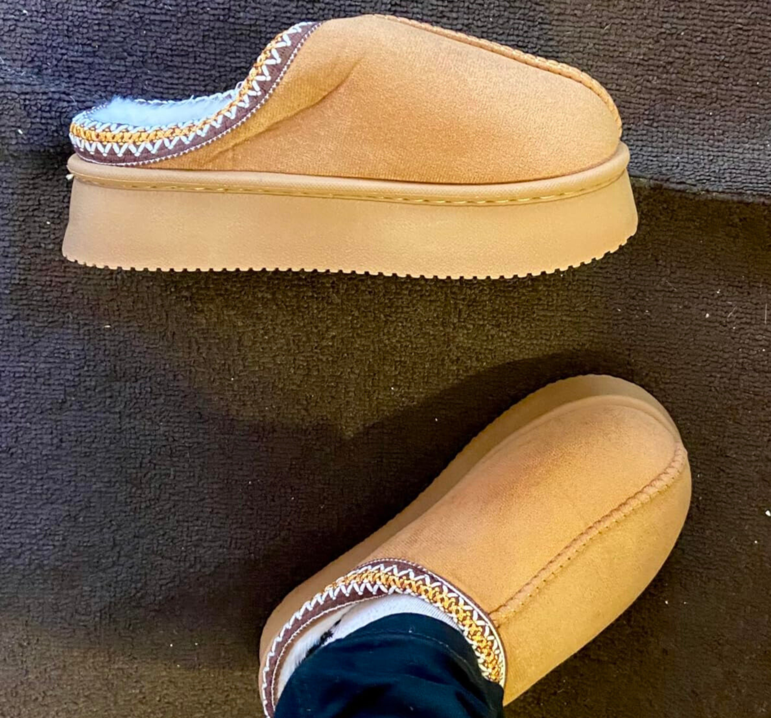 Ultimate Cozy Comfort: Plush Platform Slippers for Indoor & Outdoor Wear Ultimate Cozy Comfort: Plush Platform Slippers for Indoor & Outdoor Wear